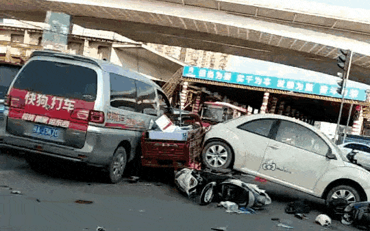 突发！今天上午南宁一小车倒车撞上等红绿灯的