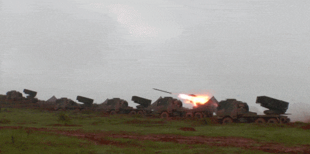 美军航母昨刚窜行南海 解放军立马来实弹演练