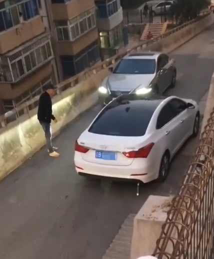 大连俩司机小道相遇 驾车顶牛互不相让