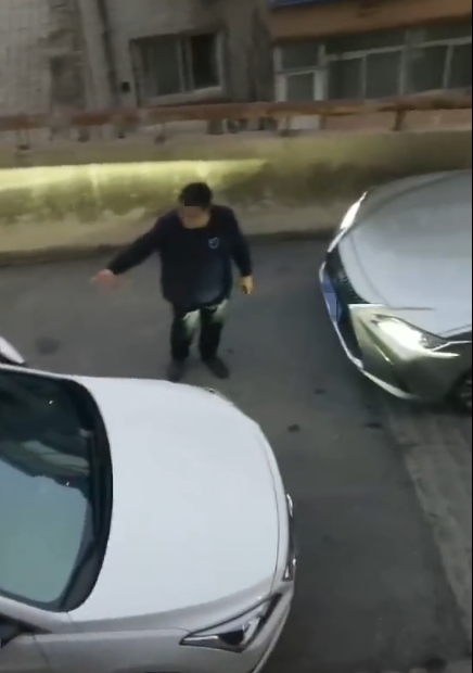 大连俩司机小道相遇 驾车顶牛互不相让