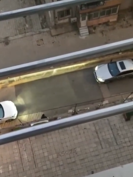 大连俩司机小道相遇 驾车顶牛互不相让