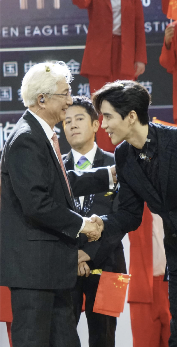 斜眼看人被发现！阿云嘎晒截图喊话蔡国庆：老
