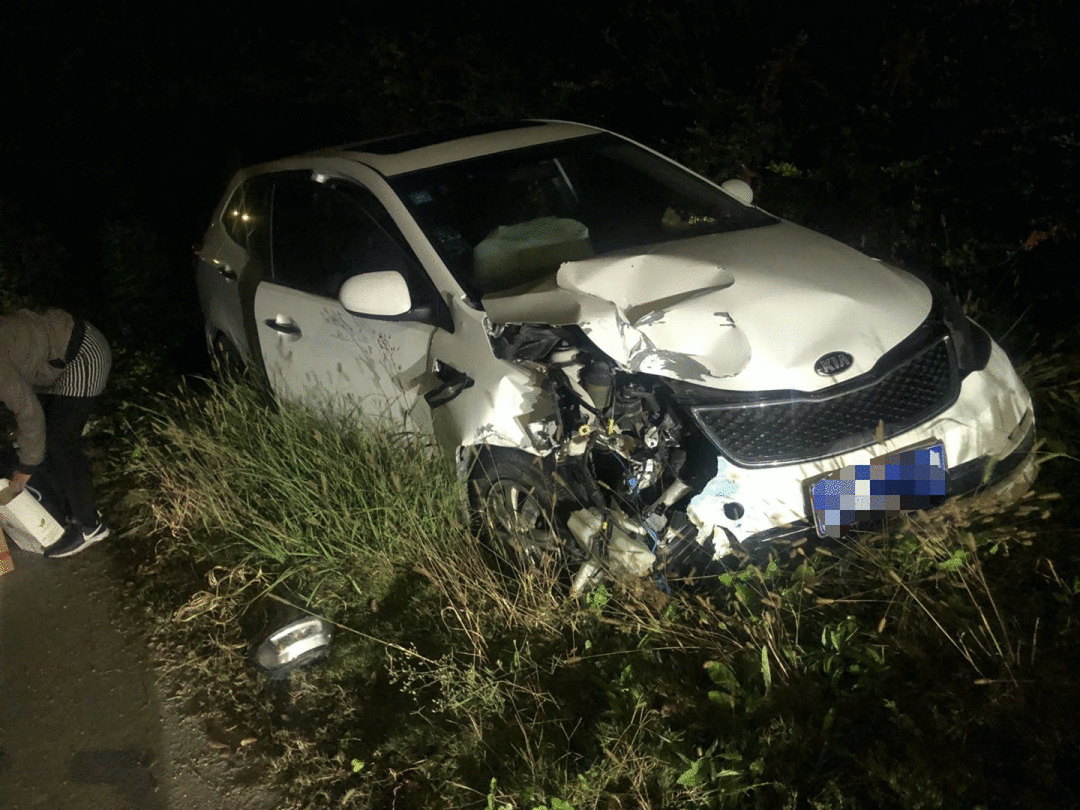 后怕！姜堰一女司机开车睡着了，撞断灯杆才被