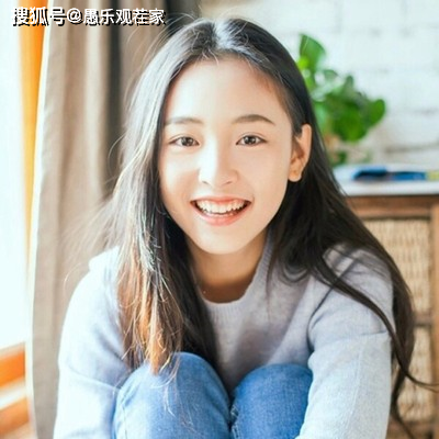 “初恋脸”吴倩近照曝光，额头泛光发际线后移