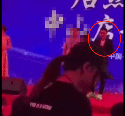 65岁任达华商演，近10名保安手拉手围成人墙，怕