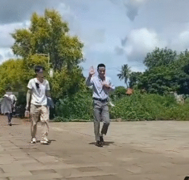 65岁任达华商演，近10名保安手拉手围成人墙，怕