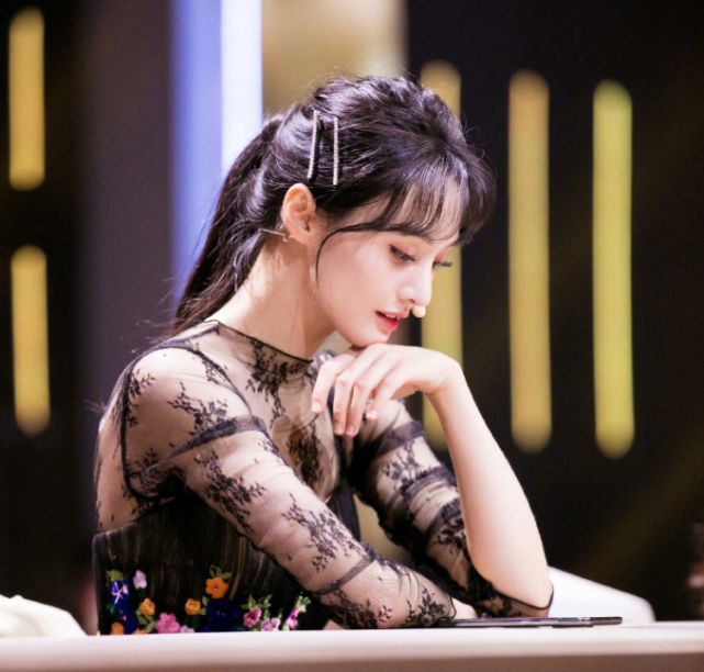 整容后遗症？郑爽脸颊消瘦发际线堪忧，看起来