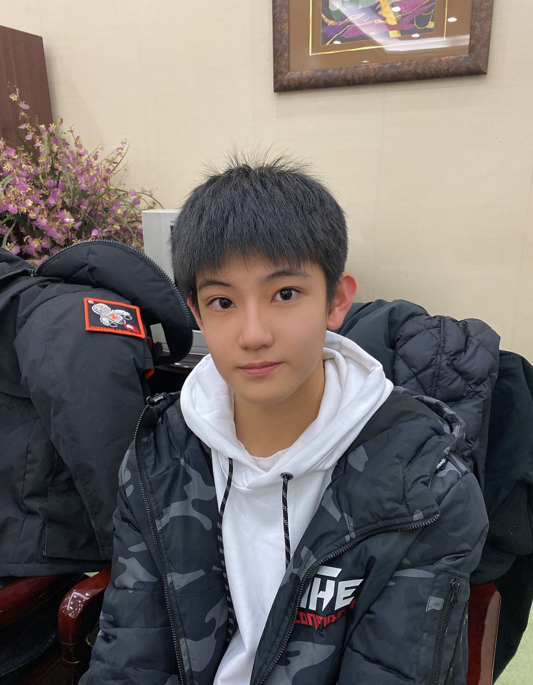 16岁男星被曝丑闻，聊天记录不堪入目，要求异性
