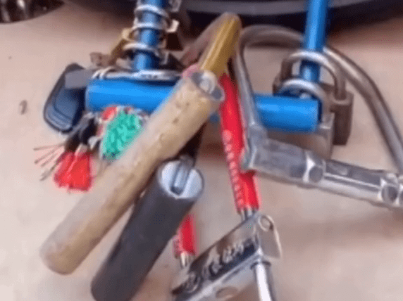 村民拦婚车锁车轮要烟 当地人：一把锁一包烟，