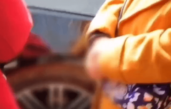 村民拦婚车锁车轮要烟 当地人：一把锁一包烟，