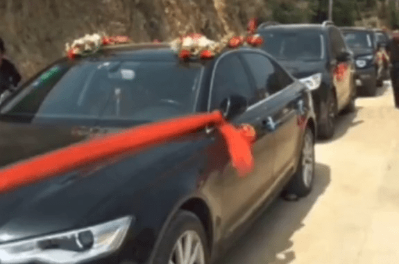 村民拦婚车锁车轮要烟 当地人：一把锁一包烟，