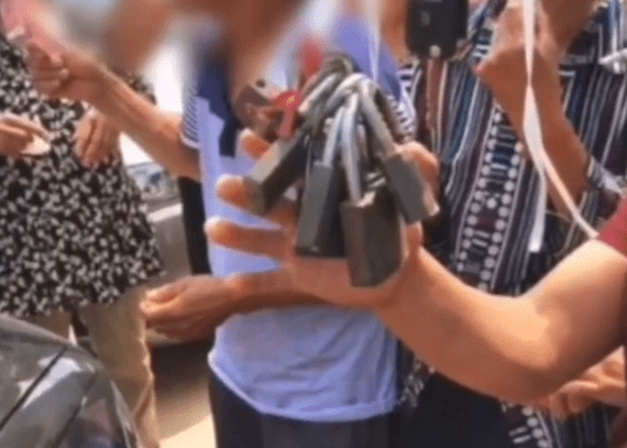 村民拦婚车锁车轮要烟 当地人：一把锁一包烟，