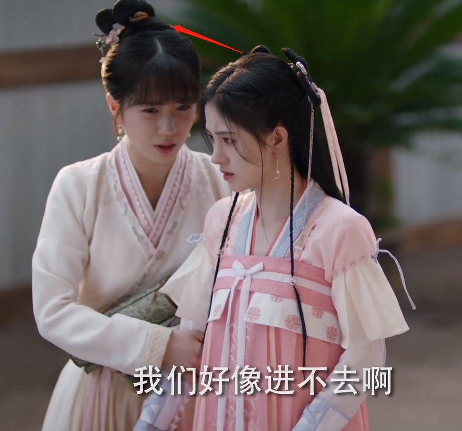 鞠婧祎新剧暴露超虐头身比，站男主身边似幼童