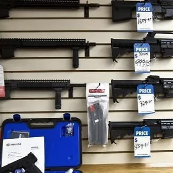 美国大选前：商铺加木板、枪支弹药被老百姓疯