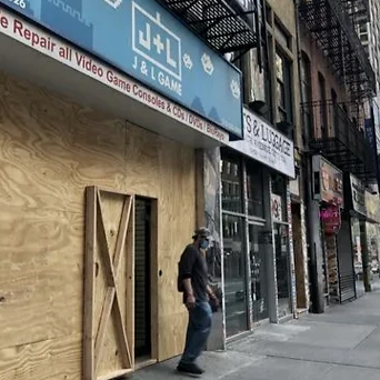 美国大选前：商铺加木板、枪支弹药被老百姓疯