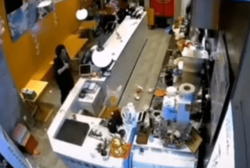 南京一野猪闯进奶茶店吓坏女店员 惊声尖叫一跃
