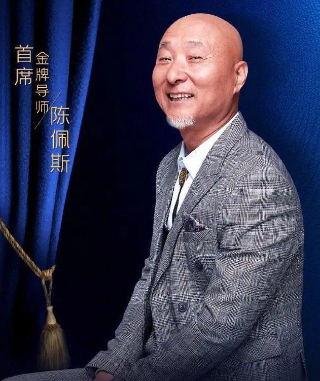 赵本山和《乡爱》美女演员挨个合影，满头白发