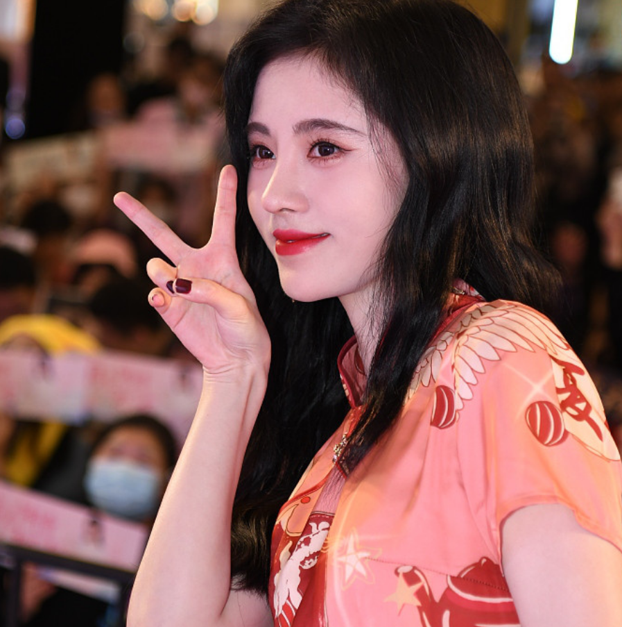 四千年美女鞠婧祎旗袍照亮相，和杨幂唐嫣郭晶