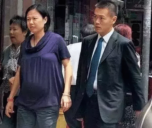 刘銮雄缺席女儿18岁生日，豪门父女情就是这么“