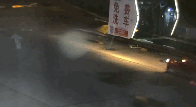 江西一加油站内轿车起火！爸爸抱着儿子狂奔求