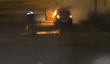 江西一加油站内轿车起火！爸爸抱着儿子狂奔求