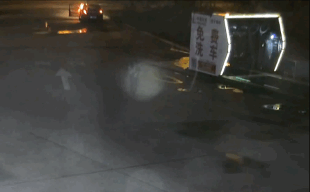 江西一加油站内轿车起火！爸爸抱着儿子狂奔求