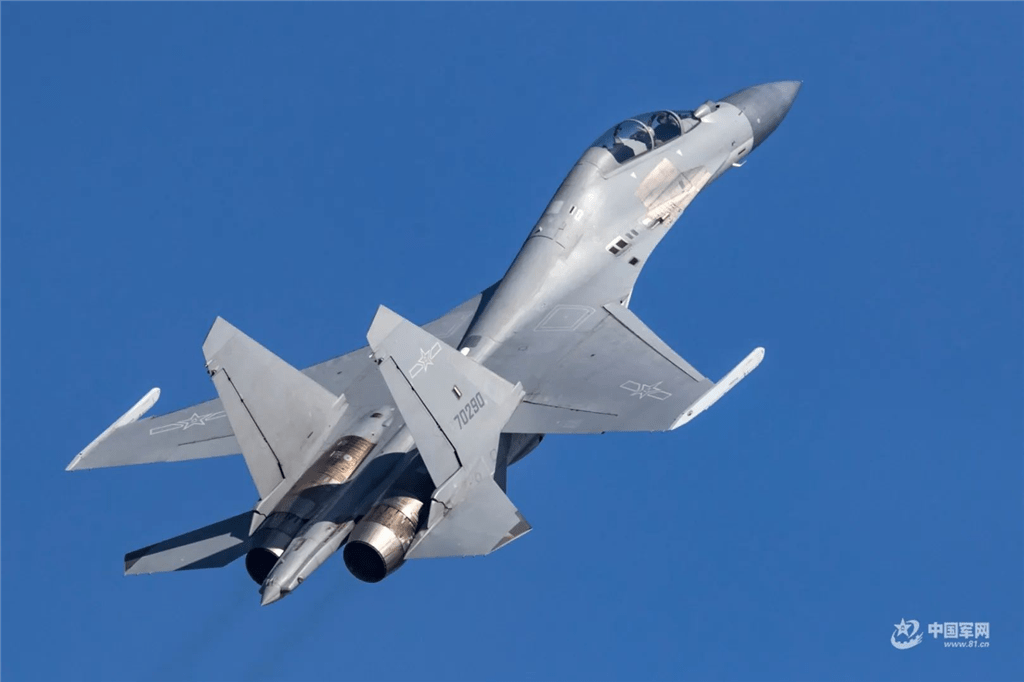 “炸弹卡车”威震长空 可低于建筑物翻飞自如