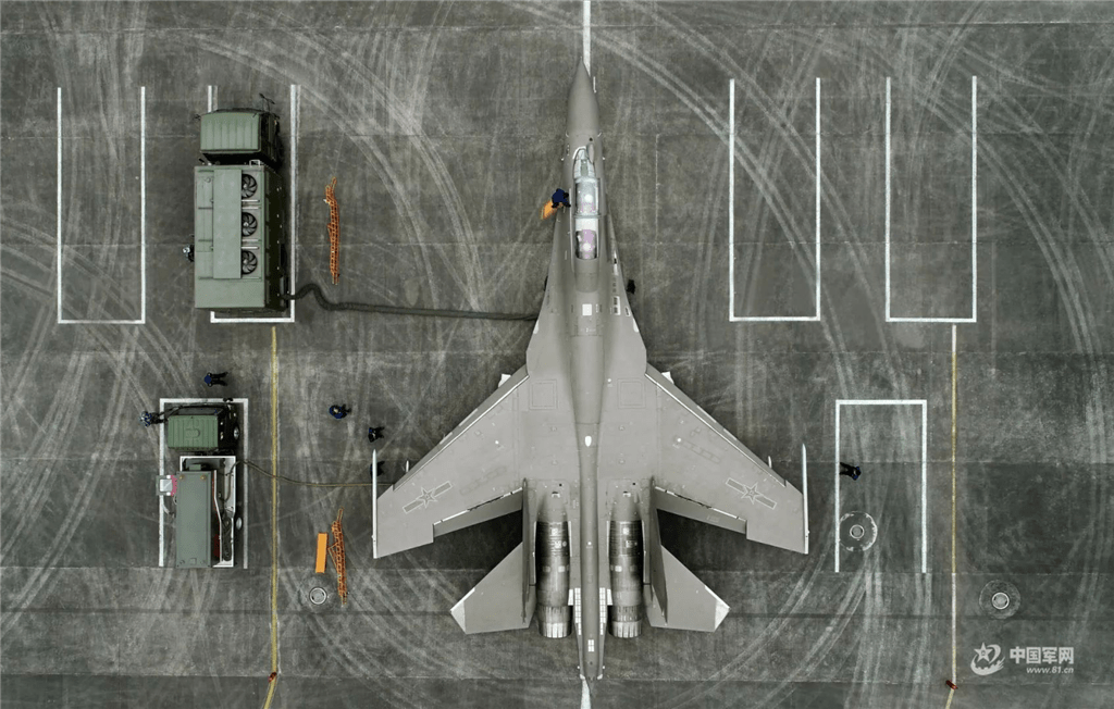 “炸弹卡车”威震长空 可低于建筑物翻飞自如