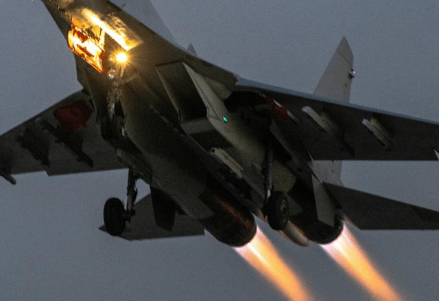 “炸弹卡车”威震长空 可低于建筑物翻飞自如