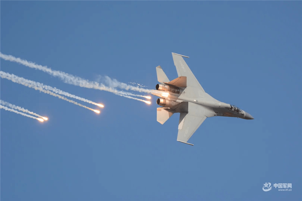 “炸弹卡车”威震长空 可低于建筑物翻飞自如