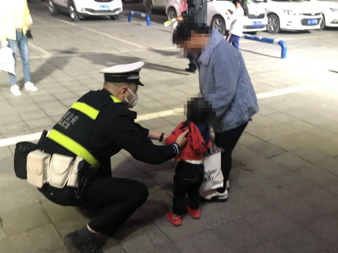 打折促销太诱惑！孙女走失婆婆浑然不知