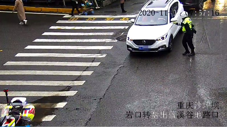 “时间就是生命” 沙区交巡警紧急护送临产孕妇