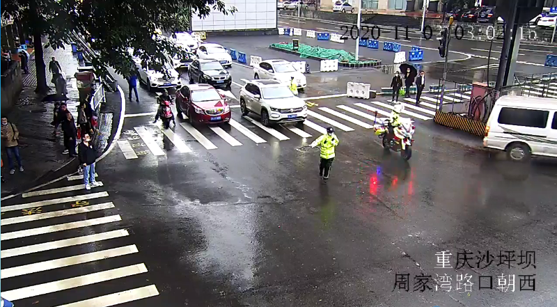 “时间就是生命” 沙区交巡警紧急护送临产孕妇