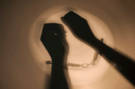 “不给钱，就让你老公知道你出轨！”出狱后，