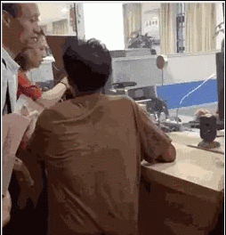 东莞快递员被跳楼男子砸中身亡，生前送货单催