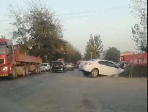 艺高人胆大！保定一司机将车开出新境界