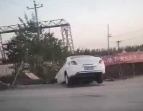 艺高人胆大！保定一司机将车开出新境界