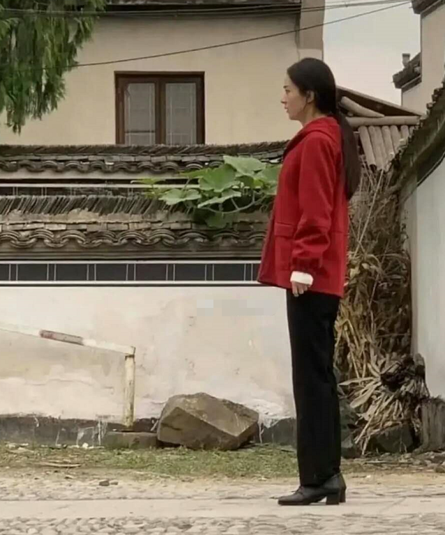 杨幂新电影演反派女一，抽烟打戏样样带感，可