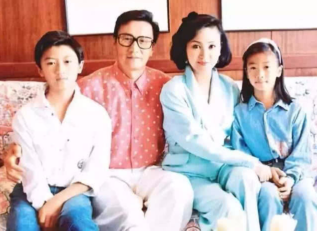 谢霆锋妈妈出门逛街，69岁穿一身粉红，与现任老