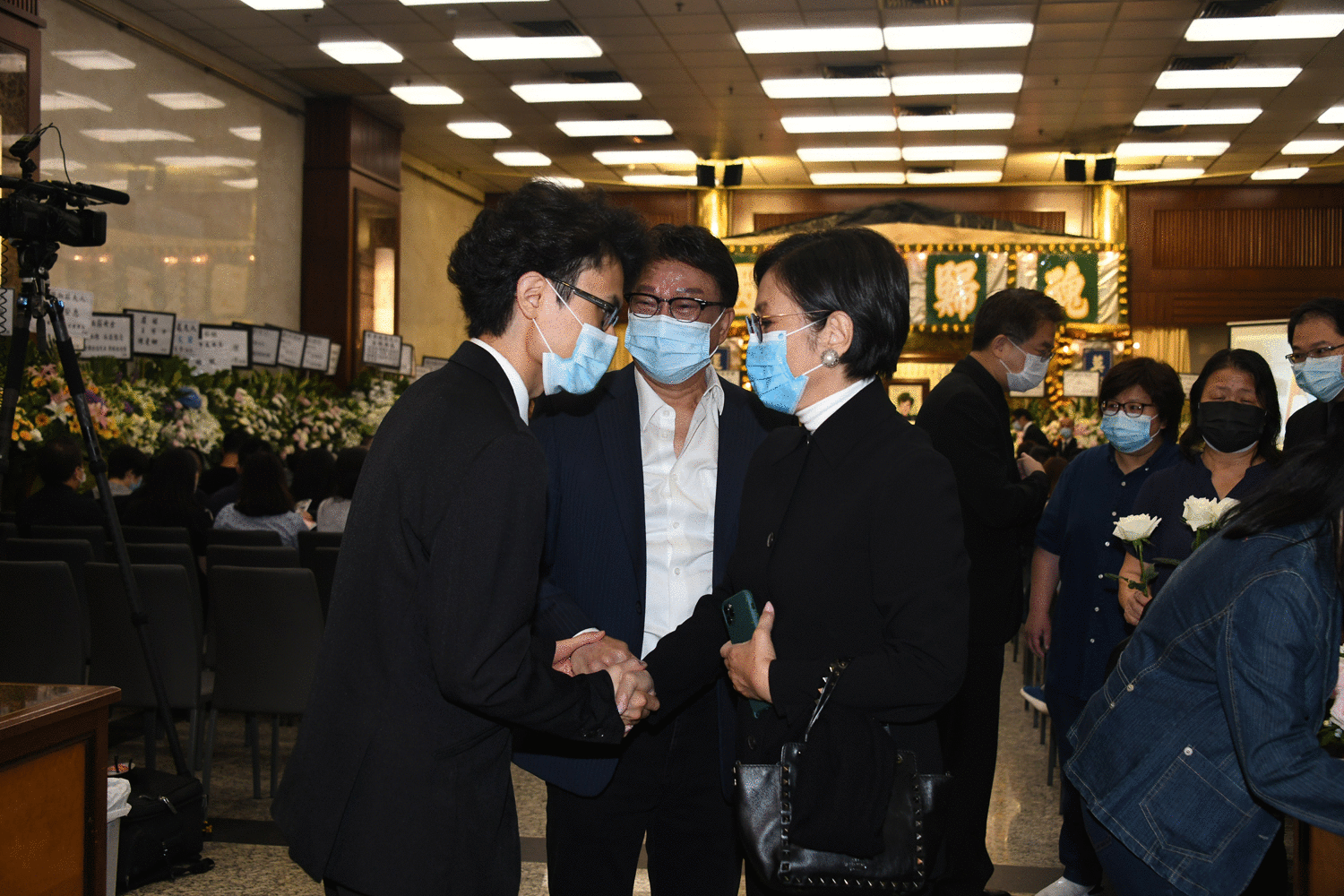老戏骨梁淑庄出殡，遗愿曝光令人唏嘘，胡枫憔