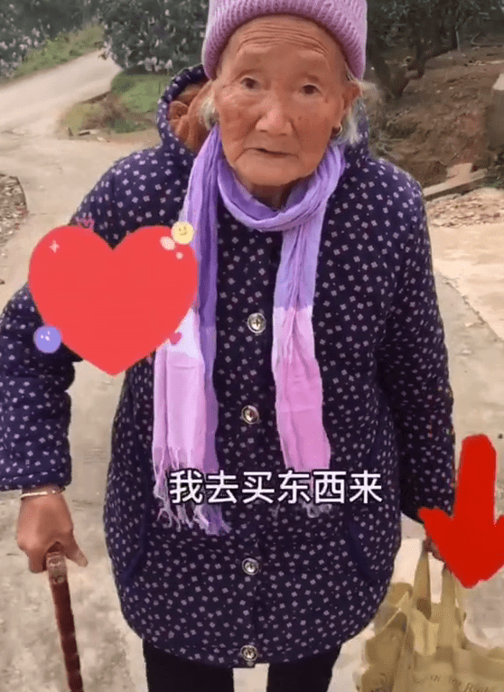 95岁奶奶赶集给40岁孙子买零食：卤鸭、可乐都有