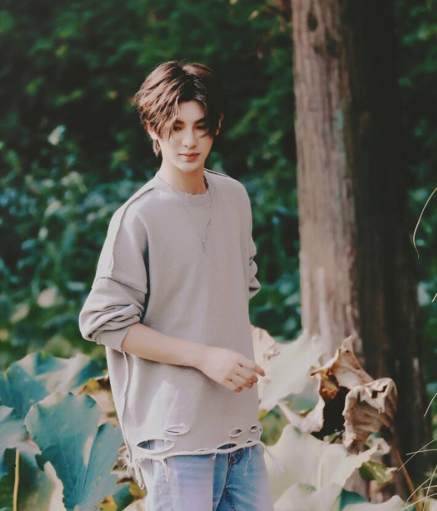 时间管理大师？小鲜肉开豪车带两名美女过夜，