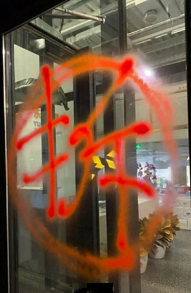 好野！黄明昊开豪车带两美女滑雪，这次真的违