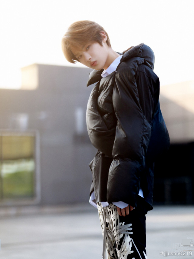 好野！黄明昊开豪车带两美女滑雪，这次真的违