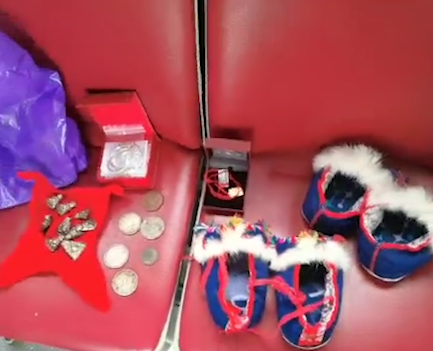 司机驾车突然发现路边一口袋 打开后惊呆：一堆