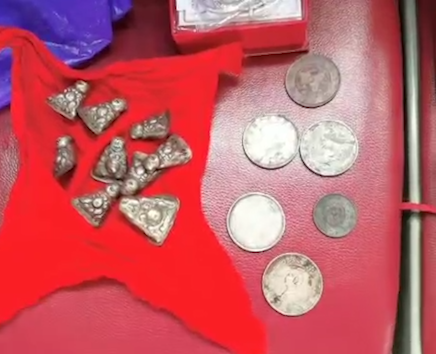 司机驾车突然发现路边一口袋 打开后惊呆：一堆