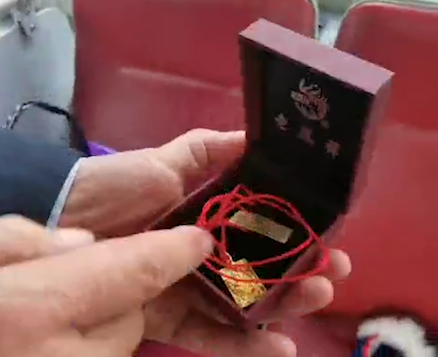 司机驾车突然发现路边一口袋 打开后惊呆：一堆