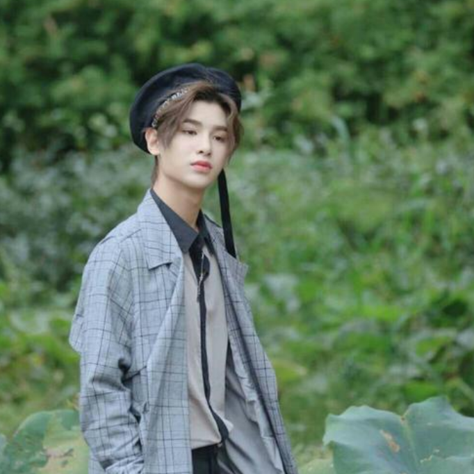 时间管理大师？小鲜肉开豪车带两名美女过夜，