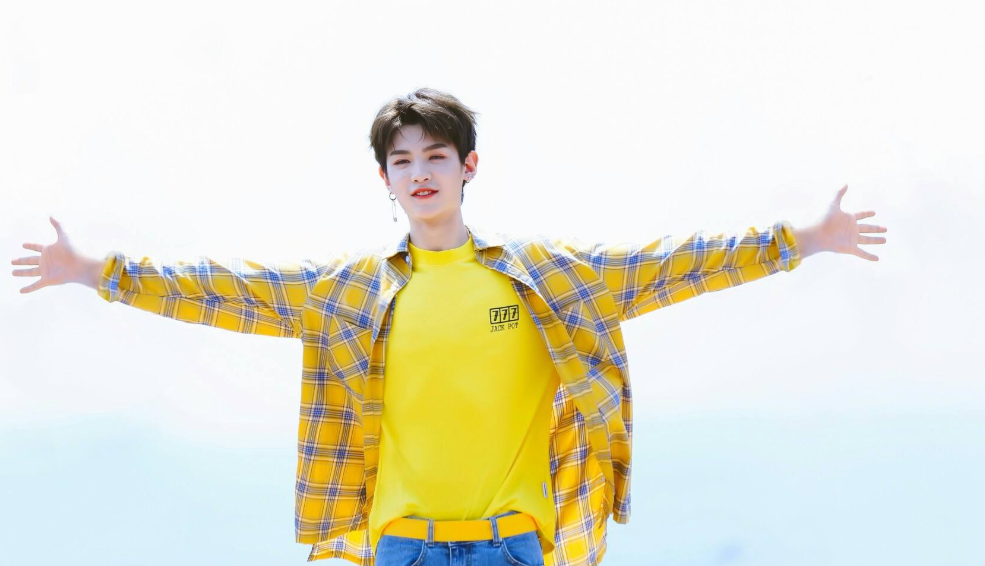 时间管理大师？小鲜肉开豪车带两名美女过夜，