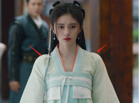 鞠婧祎新剧暴露超虐头身比，站男主身边似幼童